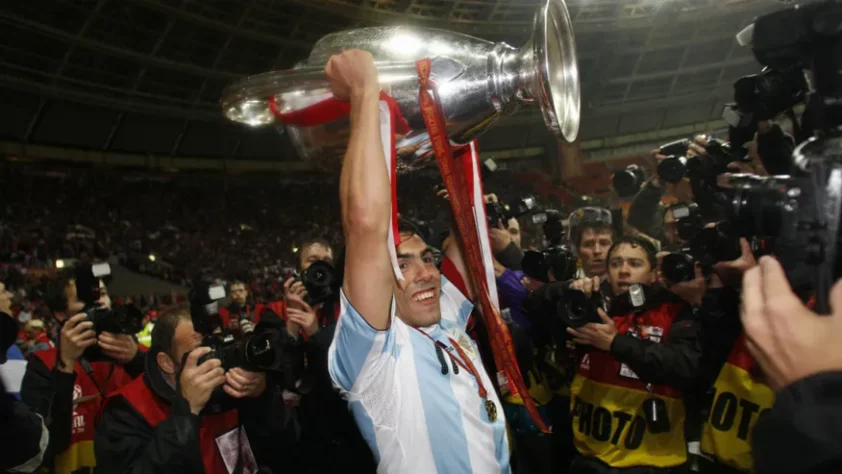 Carlos Tevez - Campeão da Libertadores pelo Boca Juniors (2003) e campeão da Liga dos Campeões pelo Manchester United (2007/2008)