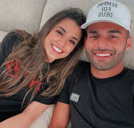 O meio-campista Thiago Maia, do Flamengo, desatou o relacionamento com a cantora gospel Isadora Pompeo um mês após o casamento.