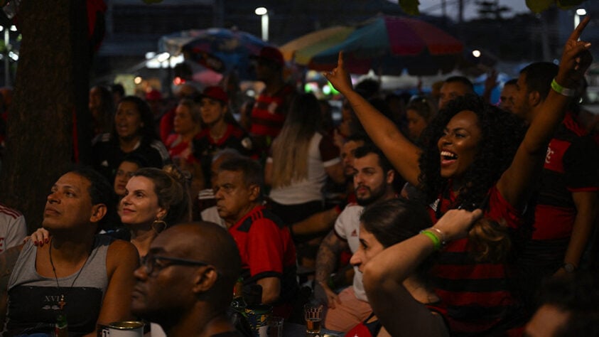 Muitos torcedores assistiram a decisão em bares no Rio de Janeiro, e o clima foi de festa.