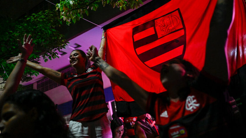 Neste sábado (29), o Flamengo venceu o Athletico-PR por 1 a 0, em Guayaquil, pela final da Libertadores. Após o apito final, torcedores fizeram festa pelas ruas do Rio de Janeiro. Veja imagens da festa.