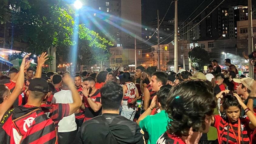 A torcida do Flamengo se reuniu para celebrar o título do Flamengo na Libertadores.