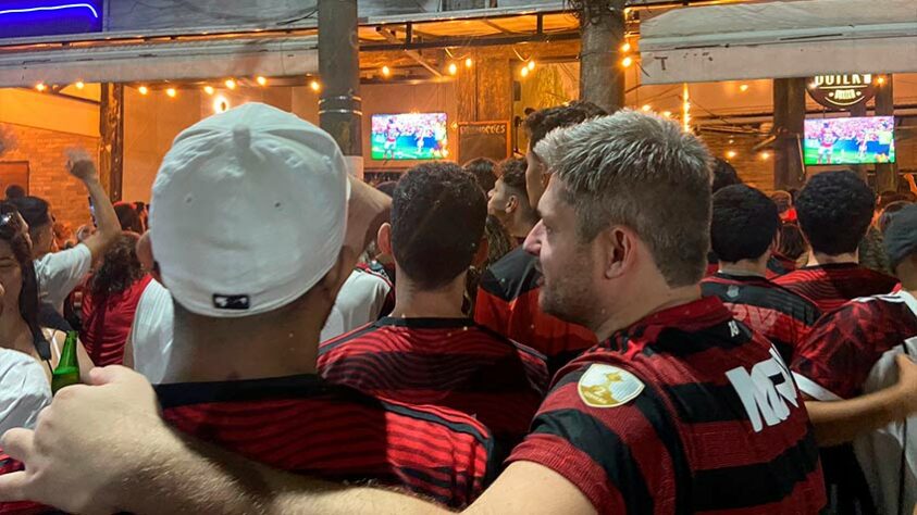 Restaurante lotado de flamenguistas celebrando o título invicto da Libertadores.