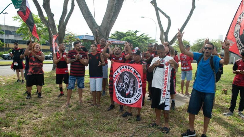 Torcida do Flamengo aguarda o desembarque dos jogadores no aeroporto do Galeão, no Rio de Janeiro.