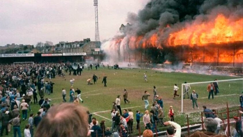 No ano de 1985, aconteceu em Bradford, na Inglaterra, um incêndio na tribuna principal do estádio, no jogo entre Bradford City e Lincoln City. 56 pessoas perderam a vida na ocasião