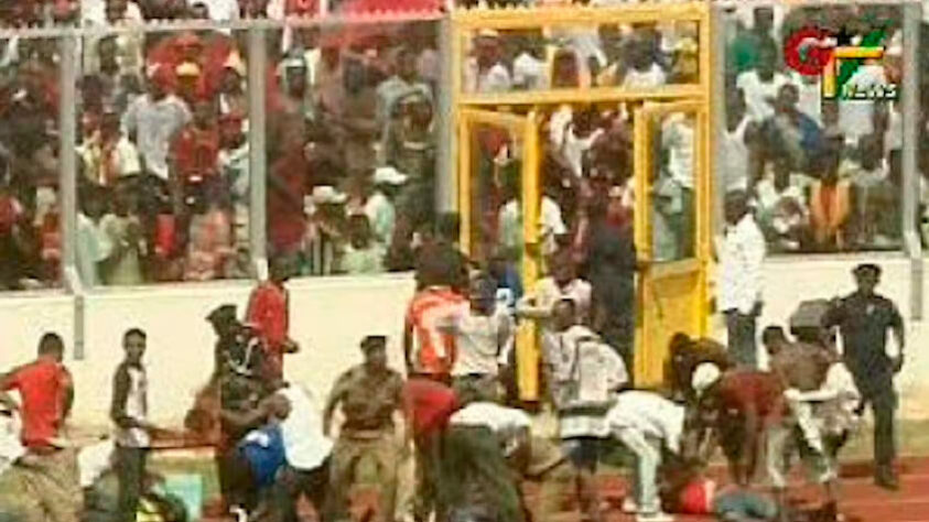 No ano de 2001, em uma partida realizada entre Accra Hearts e Asante Kotoko, a torcida do Kotoko ficou furiosa com a virada sofrida pelo time. Para tentar acalmar os ânimos, os policiais lançaram gás lacrimogêneo na direção dos torcedores, que tentaram escapar dos efeitos da bomba. Todavia, ao tentar sair do estádio, encontraram as saídas trancadas e muitos pisoteamentos ocorreram, vitimando 123 pessoas.