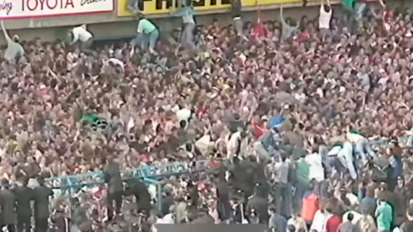 Em 1989, ocorreu uma das mais famosas tragédias ocorridas em estádios. Em Hillsborough, Liverpool e Nottingham Forest realizavam a semifinal da FA Cup, entretanto, devido a alta lotação de torcedores no interior do estádio, torcedores foram esmagados contra os muros e grades do estádio, causando o falecimento de 97 torcedores.