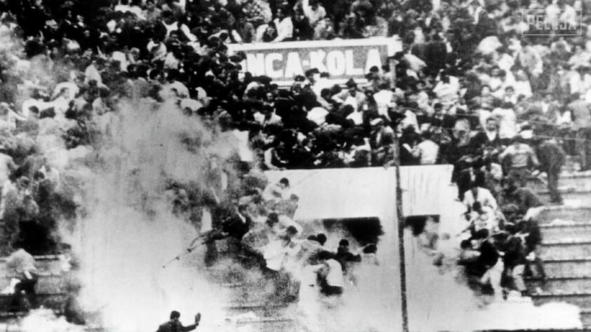 Em 1964, durante o Pré-olímpico, Peru e Argentina realizavam disputa para conquistar uma vaga na próxima fase da competição. Depois de uma decisão controversa da arbitragem, torcedores e policiais entraram em confronto. Os oficiais lançaram bombas de gás lacrimogêneo e o uso excessivo desse artefato culminou na morte de 320 torcedores asfixiados ou pisoteados no tumulto.