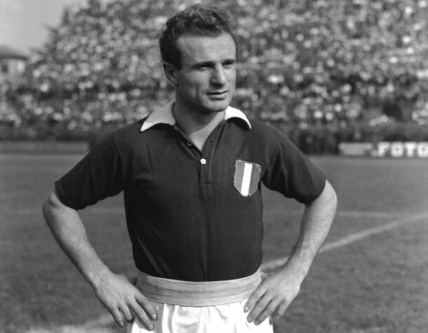 Valentino Mazzola (Italia), Meia / Mazzola foi mais um dos prejudicados pelo hiato em Copas entre os anos 30 e 40. Durante a década de 40, foi o principal jogador do dominante Torino, time italiano mais forte na época, e era considerado o principal jogador da Itália na busca pela Copa em 1950. Mas, infelizmente, Mazzola foi vítima do acidente aéreo que matou todo o time do Torino em 1949, até hoje, uma cicatriz profunda na história do futebol italiano. 