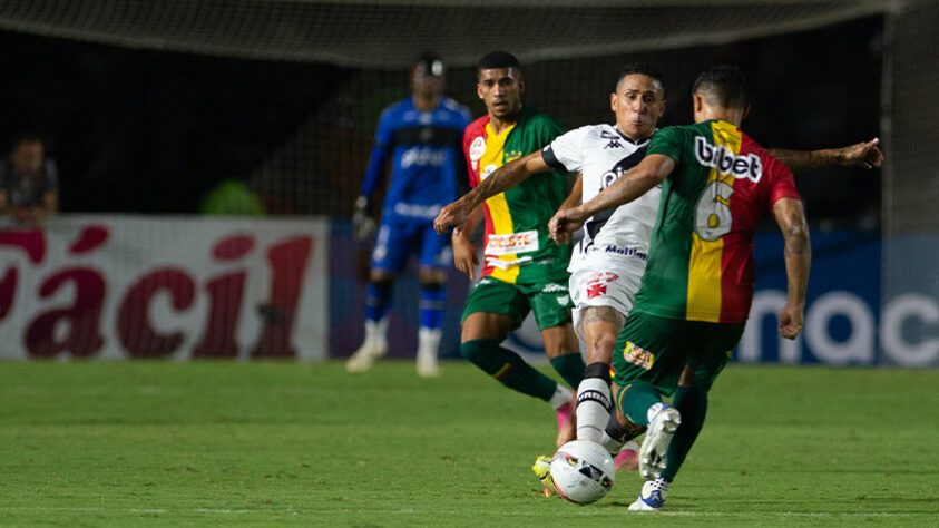 O cenário era perfeito para o Vasco vencer e garantir o acesso. No entanto, o time conseguiu se complicar e perdeu, de virada, para o Sampaio Corrêa, por 3 a 2, em São Januário. Anderson Conceição abriu o placar, enquanto Pará e Gabriel Poveda viraram para a Bolívia Querida. No fim, Andrey conseguiu o empate, mas Joércio deu a vitória aos maranhenses, pela 37ª rodada da Série B. Confira as notas dos jogadores vascaínos. 