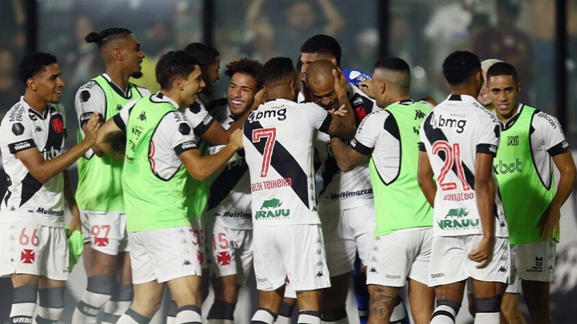 3º VASCO (59 pontos) / 37 jogos/ 16 vitórias/ Saldo de gols: 11/ Última rodada: Ituano (fora de casa) / Chances de acesso: 88.7%