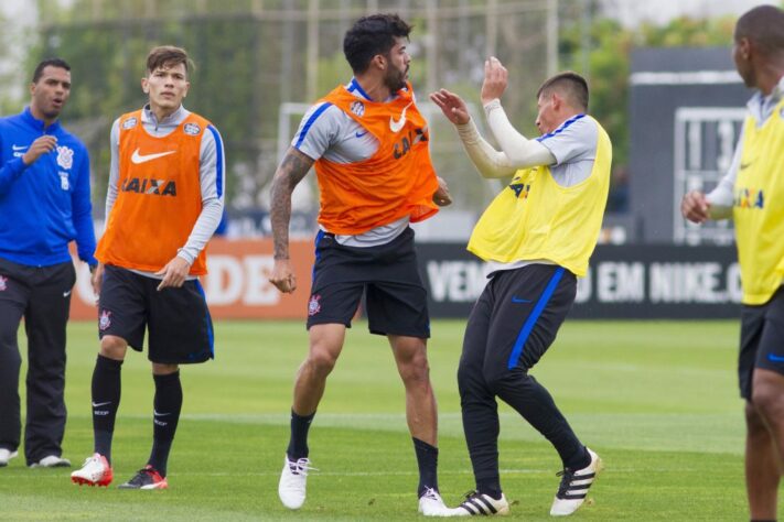  Marciel, meio-campista do Corinthians, acertou com força o Vilson no treino, e o companheiro revidou com agressividade. Marciel, posteriormente, pediu desculpa pela agressão.