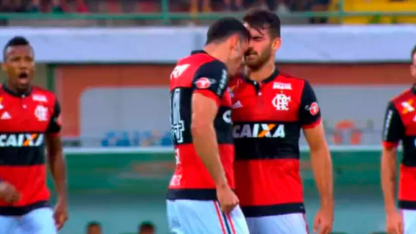 Em 2017, Felipe Vizeu e Rhodolfo se desentenderam no gramado. O zagueiro acertou um soco no atacante e, tempos depois, Vizeu mostrou o dedo do meio para o defensor após marcar o gol.