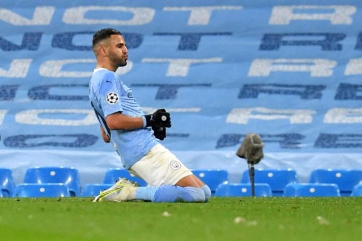 ENTRE O TOP 11 E 20 - Mahrez - O jogador foi marcante na temporada do Manchester City. Com gols decisivos e muita qualidade, conquistou títulos e recebeu destaque.