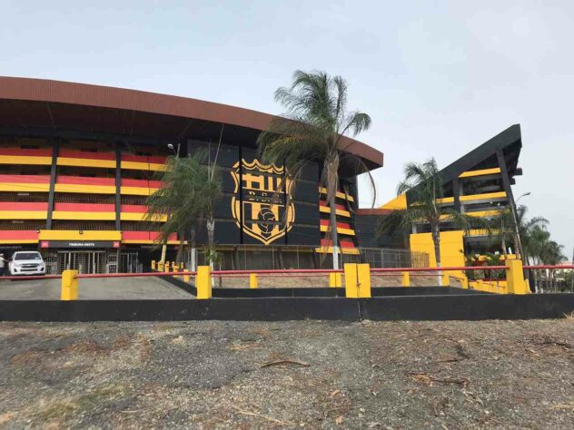 O escudo do Barcelona SC, anfitrião equatoriano que já amargou o vice da Libertadores duas vezes.