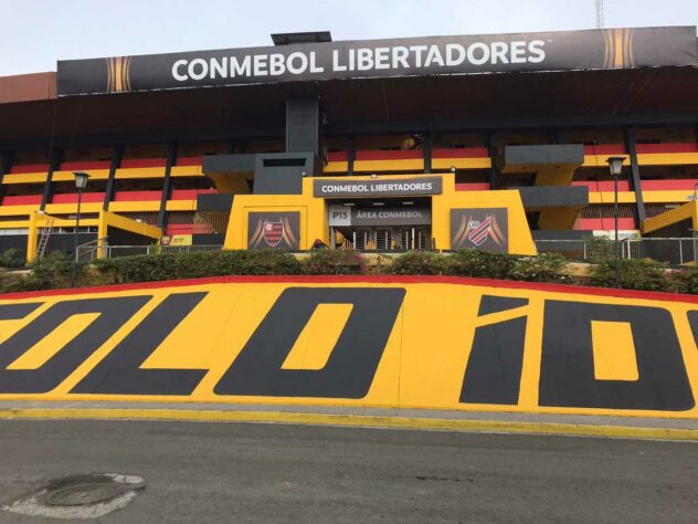Assim como na parte interna, o exterior do estádio ganhou uma "nova cara" para sediar a Libertadores.