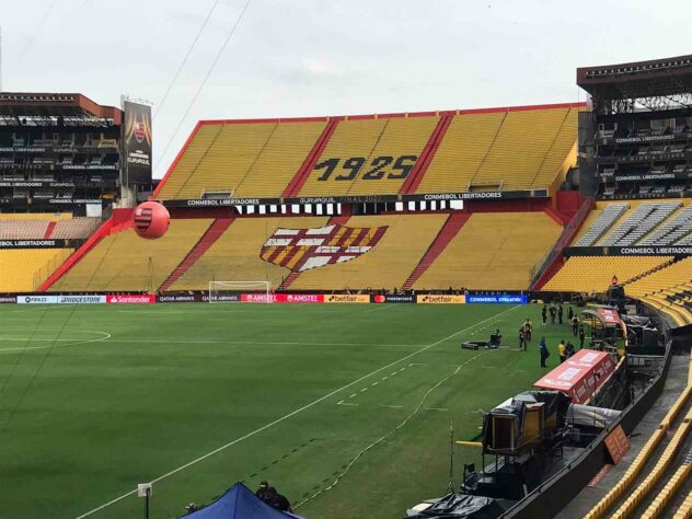 A casa do Barcelona surgiu com o nome de Estadio Monumental Isidro Romero Carbo, mas, desde 2008, teve os direitos negociados e hoje é  Estadio Monumental Banco Pichincha, um dos principais patrocinadores do clube.