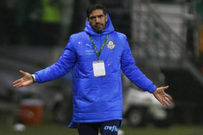 O Palmeiras venceu o Botafogo por 3 a 1, na última segunda-feira (04), e segue firme e forte na liderança do Campeonato Brasileiro. Apesar do título cada vez mais próximo, o técnico Abel Ferreira deu "cutucadas" na coletiva após o jogo. Relembre entrevistas "quentes" do português!