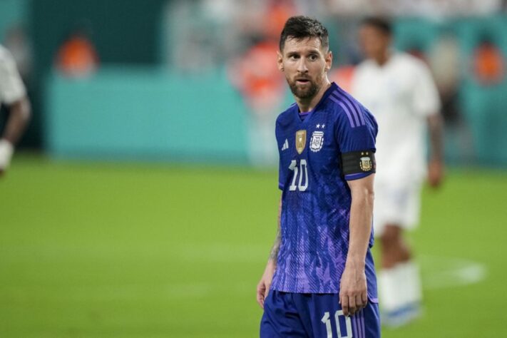 "A Seleção de Tite chega com uma defesa consolidada e um ataque mais completo que das últimas vezes. É um time entrosado, que se conhece e está disposto a tudo pela sexta estrela. É a favorita pelo conjunto da obra. Argentina: Lionel Messi. É isso. O fator "Leo" para essa Copa está pesando muito na cabeça de todos os jogadores, que fazem de tudo pelo país e ainda mais pelo grande nome. Vem forte, com bons números e com uma gana ímpar. Quanto à Espanha... por incrível que pareça, o time de Luis Henrique tem totais condições de chegar a uma final de Copa. Para além de nomes conhecidos, é um grupo que possui jovens premiados individualmente e que têm a vontade engasgada de um título depois da Eurocopa. Pode ir longe."