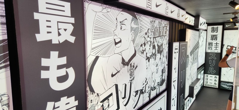 O contêiner está todo decorado com imagens, desenhadas em mangá, marcantes da torcida no Japão e de momentos importantes da partida.