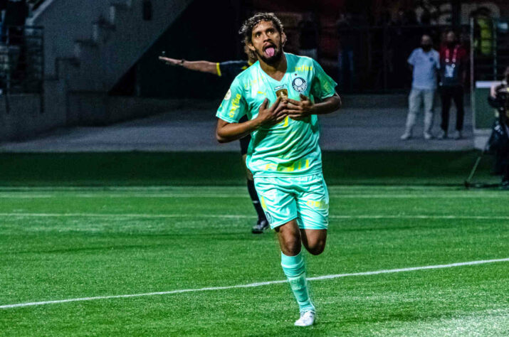 FECHADO - Com pré-contrato assinado com o Nottingham Forest, da Inglaterra, Gustavo Scarpa disputou sua última partida com a camisa do Palmeiras dentro do Allianz Parque na última quarta-feira, na vitória da equipe por 2 a 1 sobre o América-MG. Além do gosto de marcar um gol nos gramados alviverdes, o meia sentiu o gosto da convicção, da despedida e da saudade do clube.