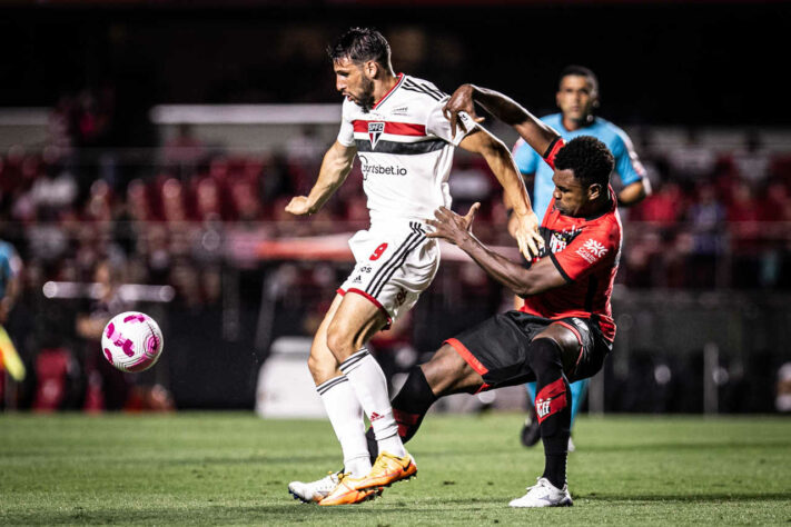 Com Felipe Alves salvando o São Paulo de uma goleada e um gol milagroso de Luan nos acréscimos do segundo tempo, o Tricolor paulista conseguiu sair com a vitória por 2 a 1 contra o Atlético-GO, em casa, e se aproxima mais ainda do sonho pela vaga na Copa Libertadores. Calleri abriu o placar, Baralhas buscou o empate, mas ao apagar das luzes, a equipe de Rogério Ceni evitou sair com um empate contra um time que está na zona de rebaixamento. Veja as atuações individuais dos jogadores. (Por Izabella Giannola)