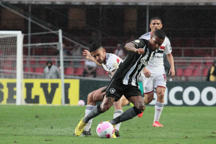 Durante uma tarde chuvosa no Morumbi, São Paulo e Botafogo se enfrentaram neste domingo pelo Campeonato Brasileiro. Com gol de Tiquinho Soares de pênalti no fim do jogo, os alvinegros venceram os tricolores por 1 a 0 fora de casa. Veja as notas dos jogadores do Glorioso.