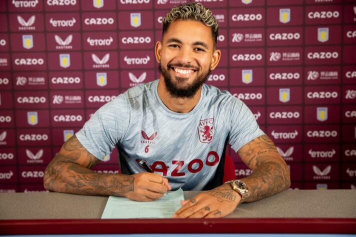 FECHADO - O Aston Villa, clube da Premier League, anunciou nesta sexta-feira a renovação de contrato do meio-campista Douglas Luiz. O brasileiro de 24 anos está no time de Birmingham desde 2019 e agora tem acordo até junho de 2026.