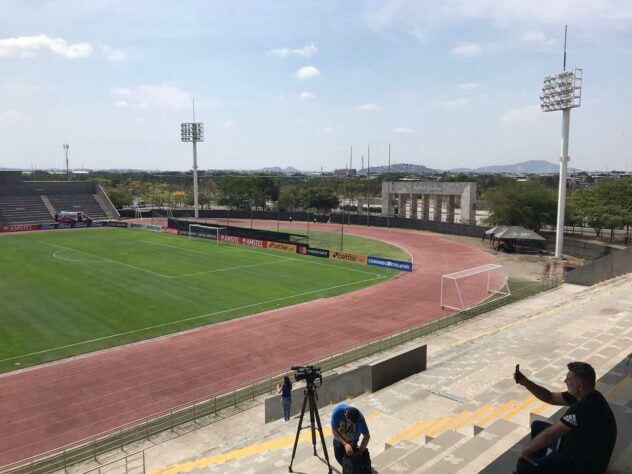 Com capacidade para 10 mil pessoas, o local possui duas arquibancadas e uma pista de atletismo que divide os torcedores do campo.