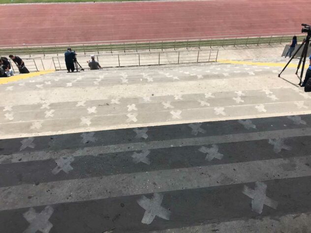 As arquibancadas são de concreto e ficam situadas nas partes laterais do campo. 