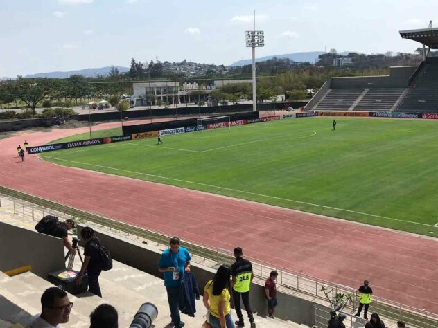 Atrás dos gols não há espaco para a torcida.