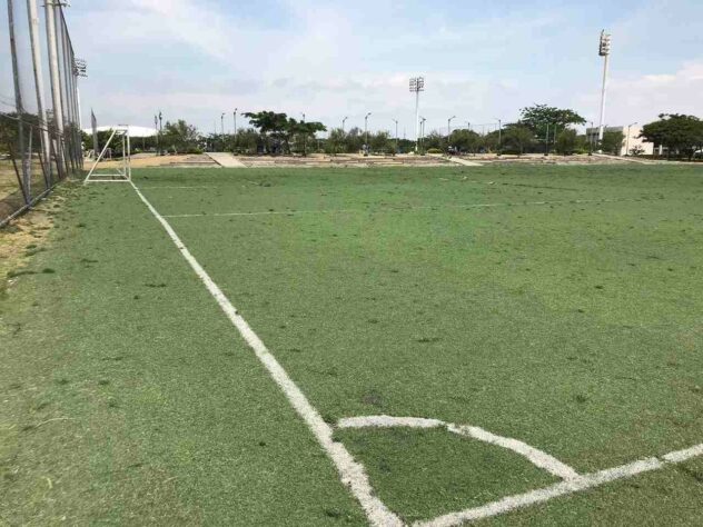 Campo anexo ao lado do estádio.