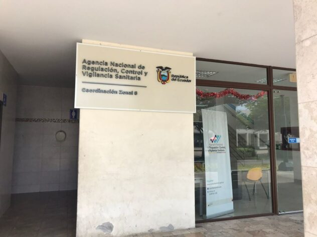 Há uma agência de Vigilância Sanitária no complexo do estádio do Guayaquil City.