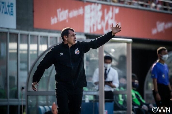 FECHADO - O técnico Fábio Carille teve o contrato renovado com o V-Varen Nagasaki, que disputa a J-League 2 do Japão. O comandante brasileiro agradeceu a confiança da diretoria do clube e projetou um 2023 de resultados melhores para o clube.