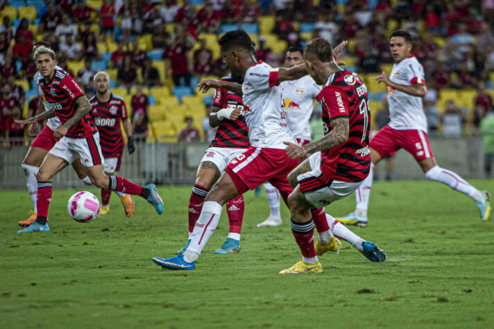 RB BRAGANTINO - SOBE: Artur e Ramires foram os mais insinuantes e conseguiram dar certo trabalho à defesa do Flamengo // DESCE: Luan Candido, que foi expulso ainda no primeiro tempo. 