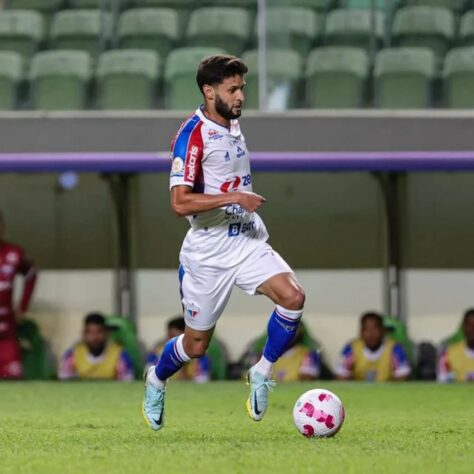 ESQUENTOU - São Paulo já iniciou conversas com o lateral-esquerdo Juninho Capixaba, que pertence ao Grêmio e está emprestado ao Fortaleza. O estafe são-paulino indicou e o técnico Rogério Ceni aprovou o nome do jogador de 25 anos.