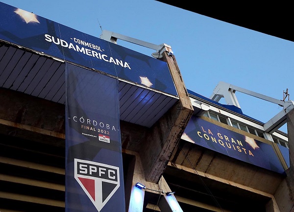 Fachada do Mário Kempes já decorada com símbolo do Tricolor.