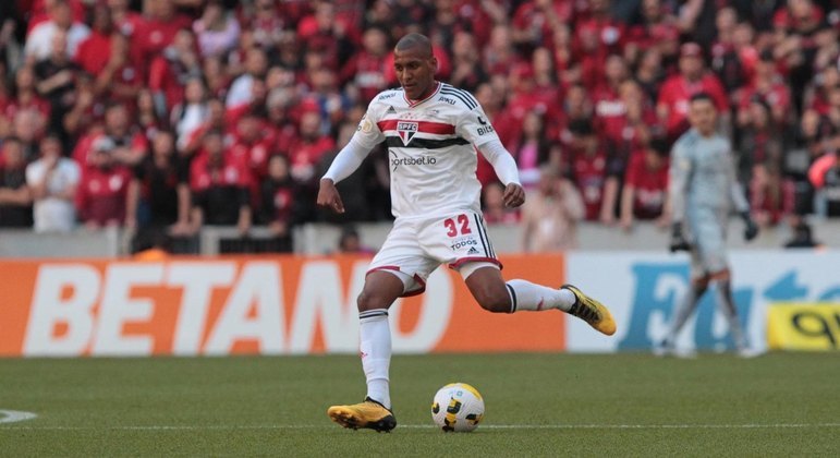 FECHADO - O São Paulo chegou a um acordo com o West Ham e aceitou liberar de forma antecipada o zagueiro Luizão. A apresentação do defensor no time inglês será ainda antes do fim do ano. Em troca, o Tricolor Paulista manterá 15% dos direitos federativos do jogador.