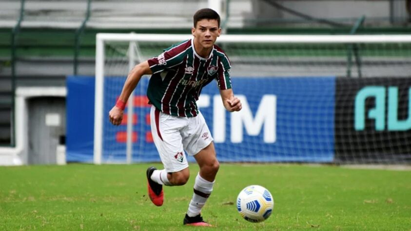 FECHADO - O Fluminense acertou a renovação de contrato do lateral-esquerdo Marcos Pedro, de 20 anos. O vínculo da promessa, que anteriormente era até o fim de 2023, foi prorrogado até 2025. 