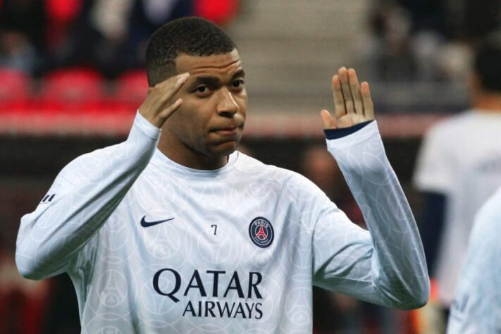 ESQUENTOU - Com o futuro indefinido no Paris Saint-Germain, o atacante Kylian Mbappé foi questionado sobre a possibilidade de deixar o clube da capital francesa. Durante evento de sua organização de caridade, a "Inspired by KM", o camisa 7 ficou "sem graça" sobre sua preferência entre Liverpool e Real Madrid, clubes onde foi especulado.