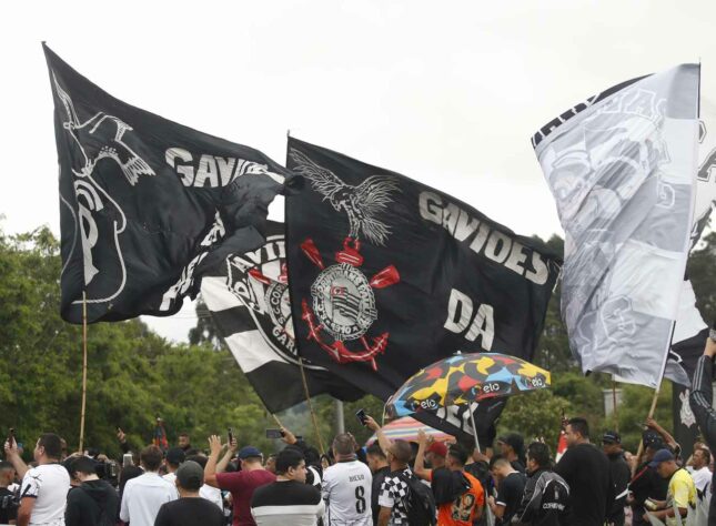 Torcida do Timão no CT Joaquim Grava antes da delegação embarcar para o Rio de Janeiro