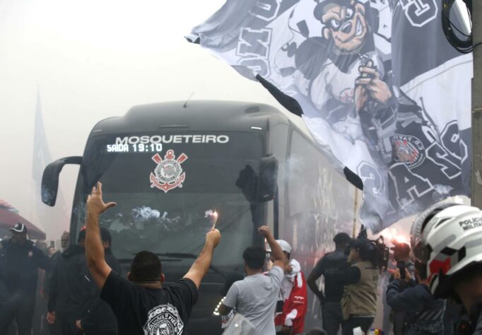 Torcida do Timão no CT Joaquim Grava antes da delegação embarcar para o Rio de Janeiro