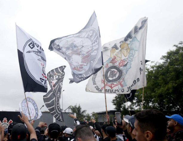 Torcida do Timão no CT Joaquim Grava antes da delegação embarcar para o Rio de Janeiro