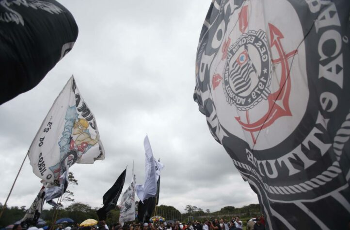 Torcida do Timão no CT Joaquim Grava antes da delegação embarcar para o Rio de Janeiro