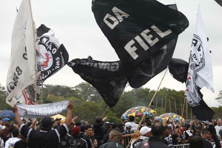 Torcida do Timão no CT Joaquim Grava antes da delegação embarcar para o Rio de Janeiro