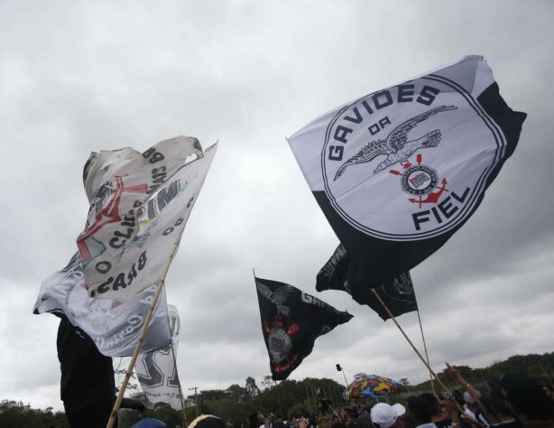 Torcida do Timão no CT Joaquim Grava antes da delegação embarcar para o Rio de Janeiro