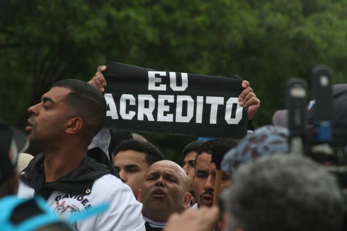 Torcida do Timão no CT Joaquim Grava antes da delegação embarcar para o Rio de Janeiro