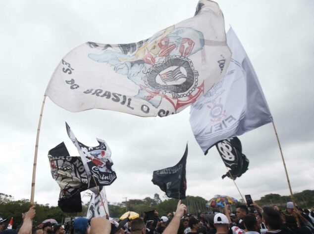 Torcida do Timão no CT Joaquim Grava antes da delegação embarcar para o Rio de Janeiro