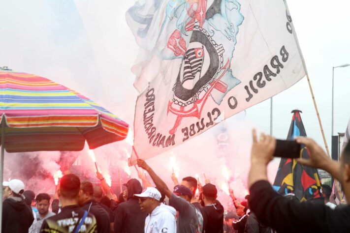 Torcida do Timão no CT Joaquim Grava antes da delegação embarcar para o Rio de Janeiro