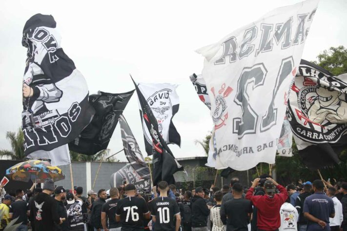 Torcida do Timão no CT Joaquim Grava antes da delegação embarcar para o Rio de Janeiro