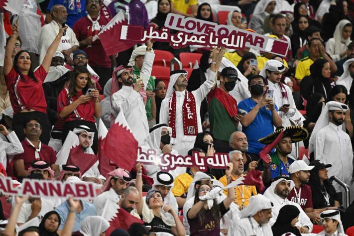 Torcedores acompanharam a cerimônia de abertura antes do duelo entre Qatar e Equador